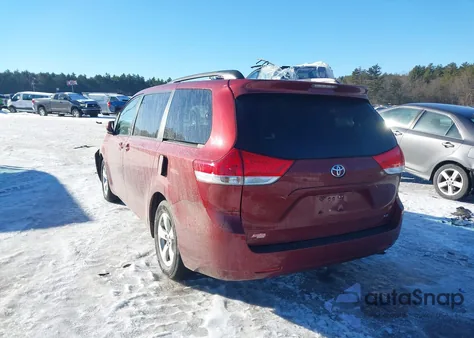 2014 Toyota Sienna Le V6 8 Passenger z USA, uszkodzony, nr VIN 5TDKK3DC7ES477389